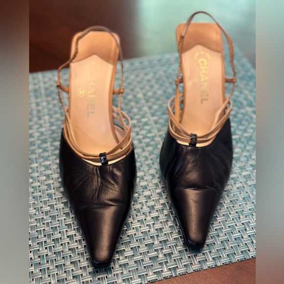 **Gorgeous Chanel Two-tone Slingback 3.5” Heels, Black and Tan, Size 40 - Picture 4 of 11